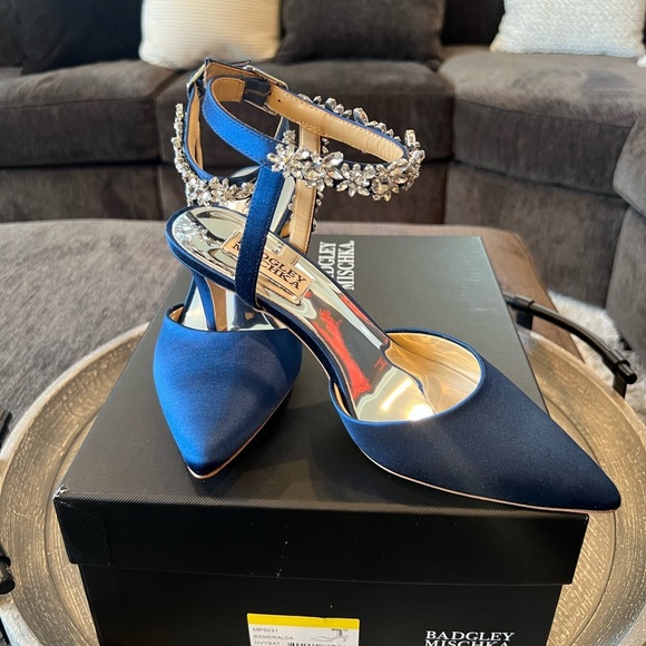 Badgley Mischka Esmeralda
Embellished Pointed Toe Royal Blue Silk pump h… - Picture 4 of 12